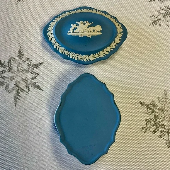 Wedgwood “Jasperware” Trinket Box - Picture 2 of 3